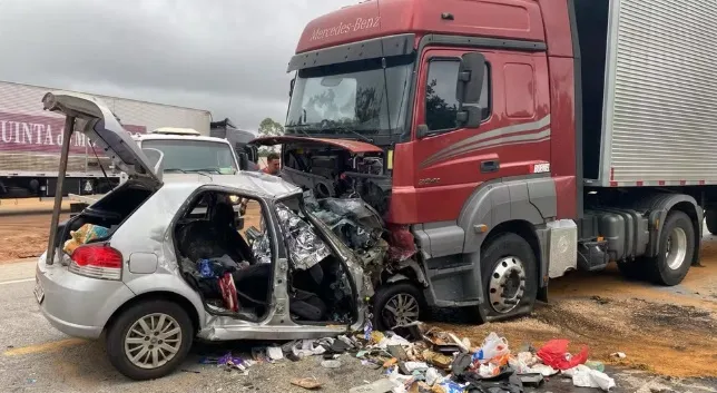 Tragédia: 06 pessoas da mesma família morrem após colisão com carreta em  Minas Gerais