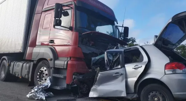 Tragédia: 06 pessoas da mesma família morrem após colisão com carreta em  Minas Gerais