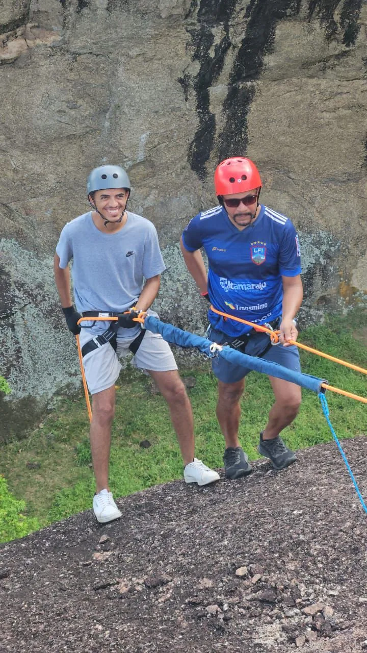 Rapel no Campo: Escola de Escalada de Itamaraju estreita laços entre aventura e superação pessoal