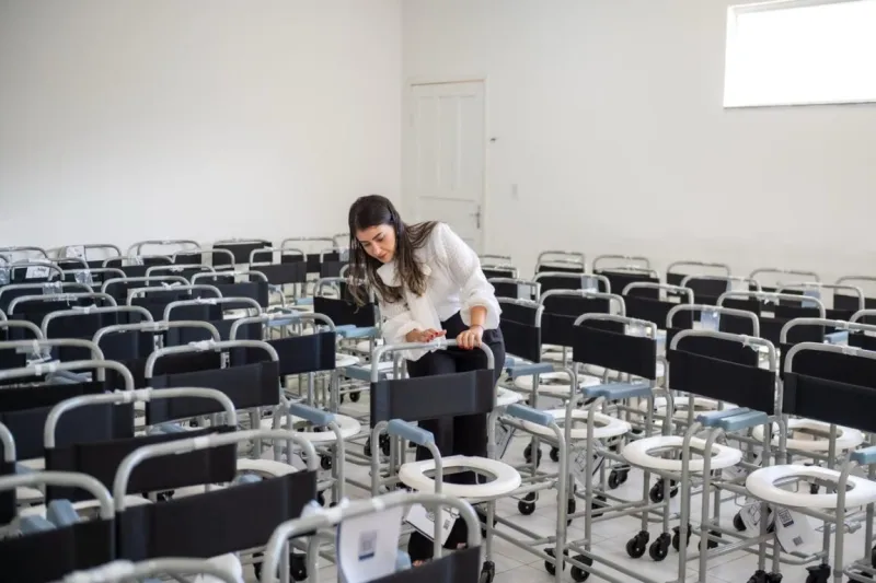 Pacientes do CER IV de Teixeira de Freitas recebem cadeiras de banho e ganham mais qualidade de vida