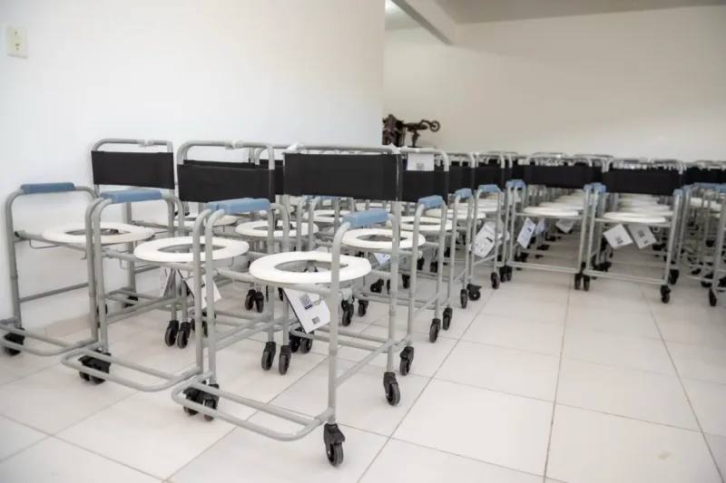Pacientes do CER IV de Teixeira de Freitas recebem cadeiras de banho e ganham mais qualidade de vida