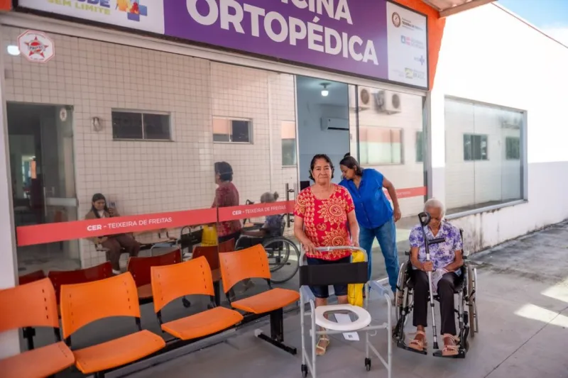 Pacientes do CER IV de Teixeira de Freitas recebem cadeiras de banho e ganham mais qualidade de vida