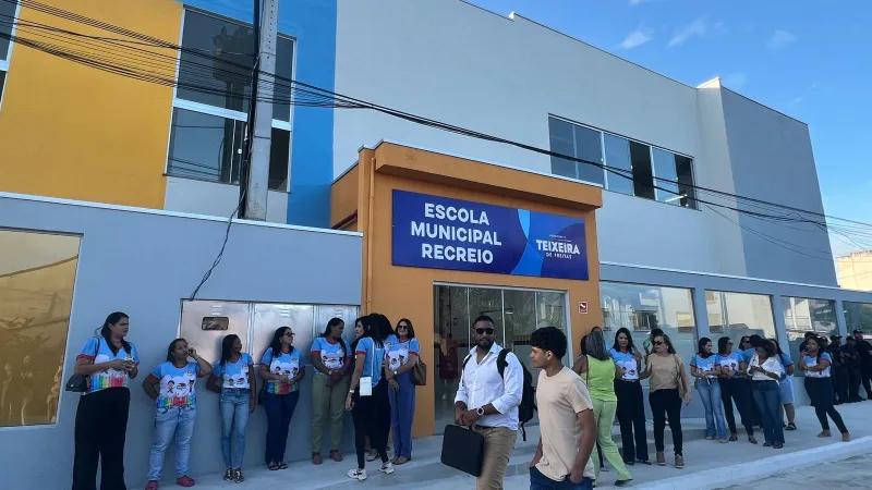 De aluno a prefeito: emoção marca entrega da nova Escola Recreio em Teixeira de Freitas