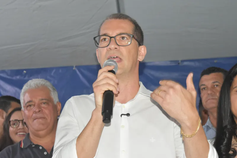 De aluno a prefeito: emoção marca entrega da nova Escola Recreio em Teixeira de Freitas