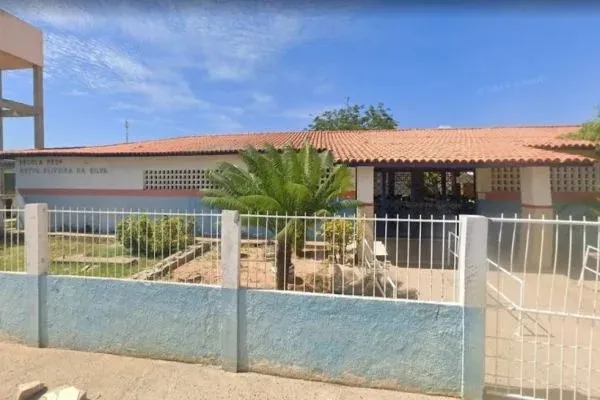 Professor é afastado após ficar nu em sala de aula de colégio estadual na Bahia