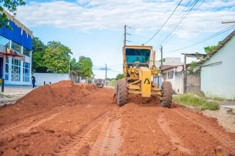 Prefeitura avança com pavimentação em rua do bairro Monte Castelo, em Teixeira de Freitas
