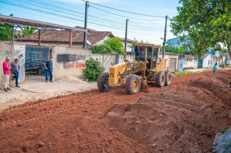 Prefeitura avança com pavimentação em rua do bairro Monte Castelo, em Teixeira de Freitas