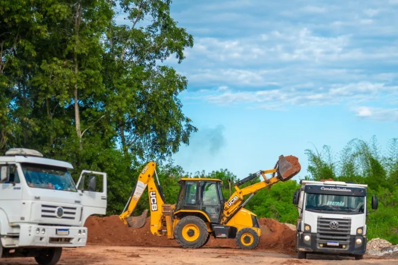 Prefeitura avança com pavimentação em rua do bairro Monte Castelo, em Teixeira de Freitas