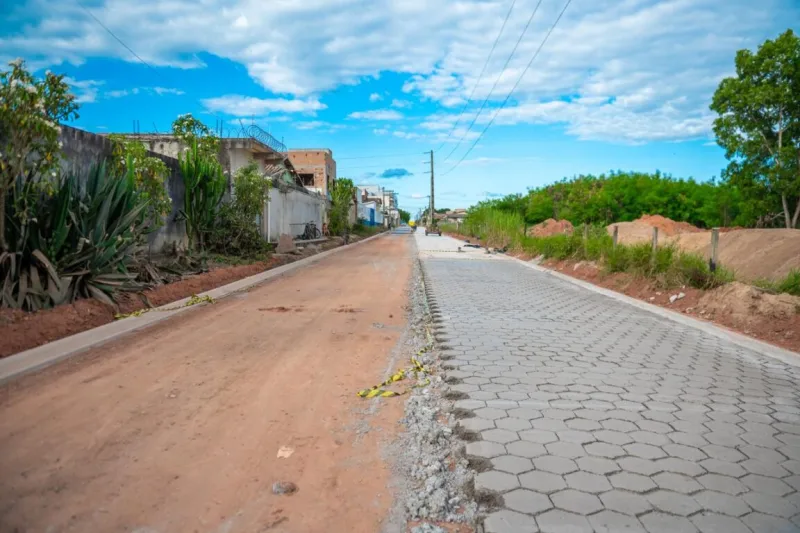 Prefeitura avança com pavimentação em rua do bairro Monte Castelo, em Teixeira de Freitas