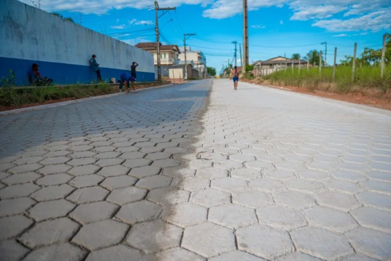 Prefeitura avança com pavimentação em rua do bairro Monte Castelo, em Teixeira de Freitas