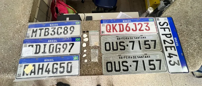 Homem é preso com drogas, munições e seis placas de veículos em Teixeira de Freitas