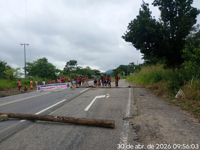 Indígenas bloqueiam BR-101 em Itamaraju durante protesto