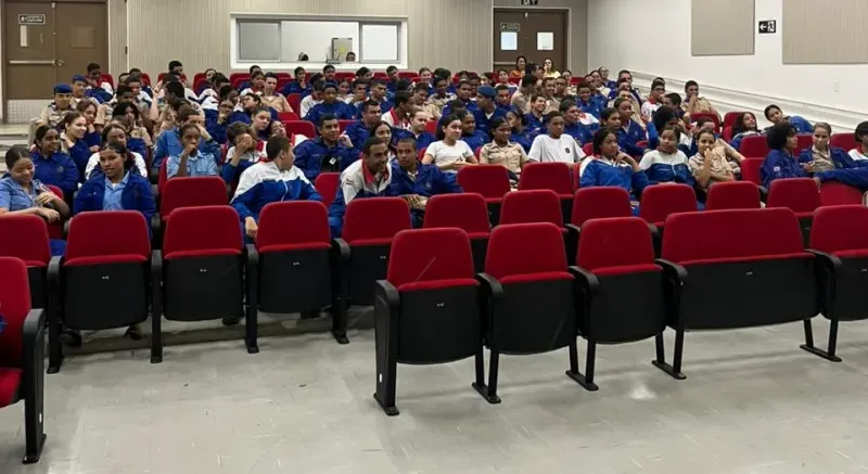 PRF promove ciclo de palestras para alunos do Colégio da Polícia Militar em Teixeira de Freitas