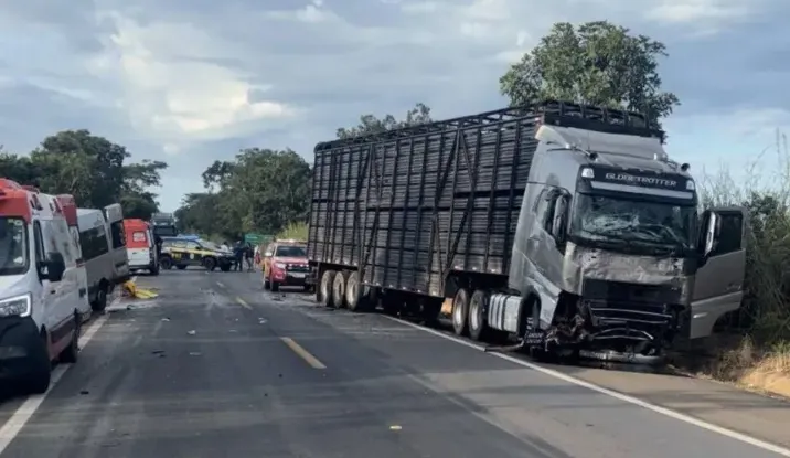 Oito pessoas morrem e oito ficam feridas em grave acidente com três veículos na BR-020
