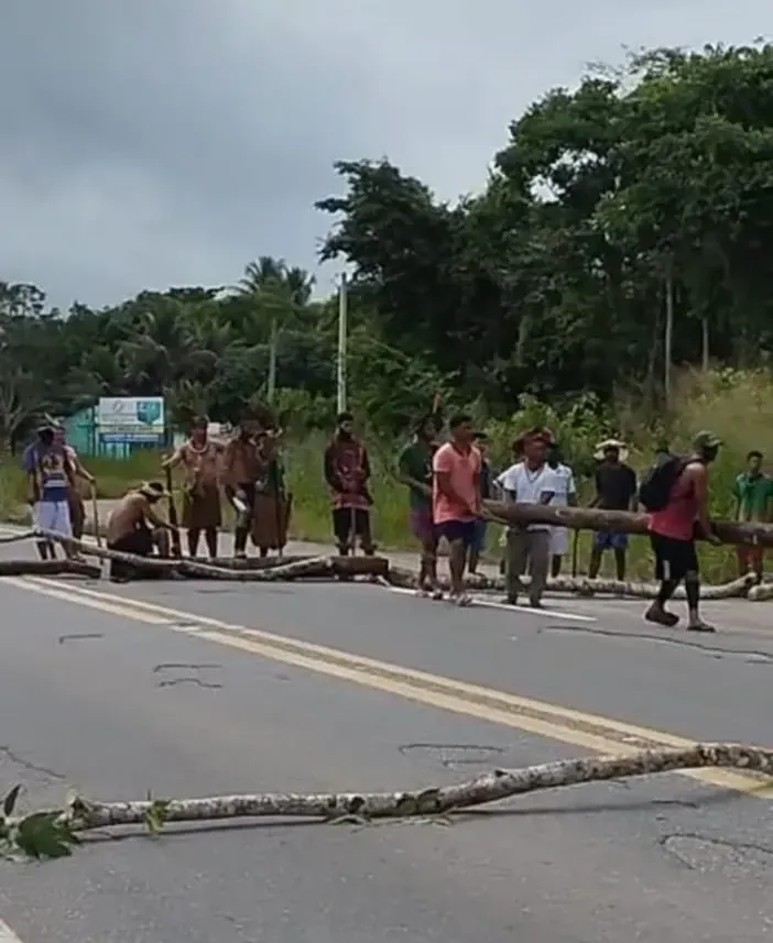 Indígenas bloqueiam BR-101 em Itamaraju durante protesto