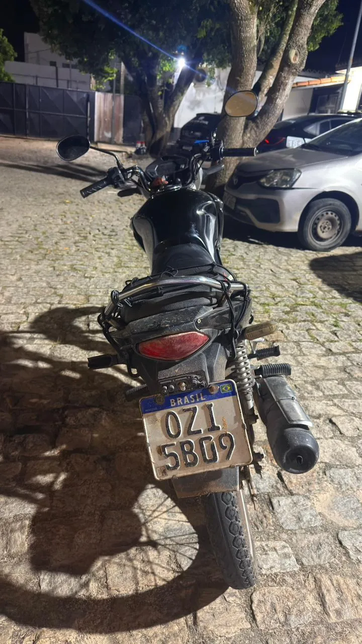 Homem foge e deixa mais de 1,2 kg de cocaína e moto para trás em Teixeira de Freitas