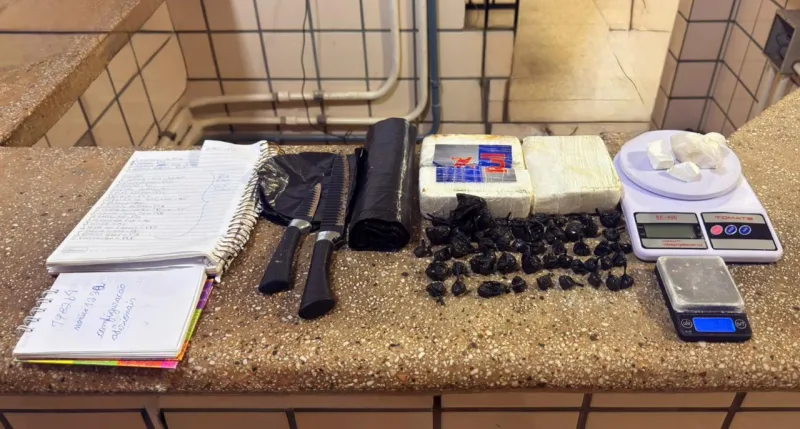 Homem foge e deixa mais de 1,2 kg de cocaína e moto para trás em Teixeira de Freitas