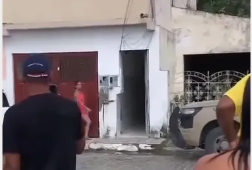 Três crianças morrem carbonizadas após mãe deixá-las sozinhas a noite no interior da Bahia. 
