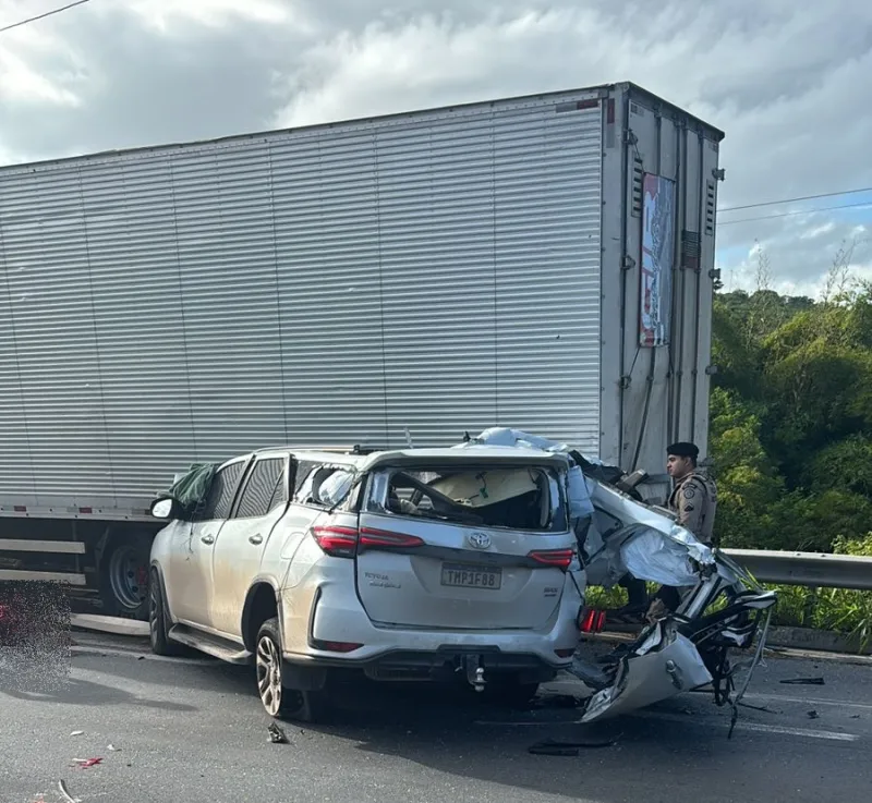 Cantor Zau O Pássaro morre após carro atingir caminhão parado na BR-116