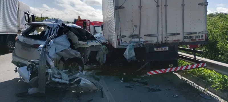 Cantor Zau O Pássaro morre após carro atingir caminhão parado na BR-116