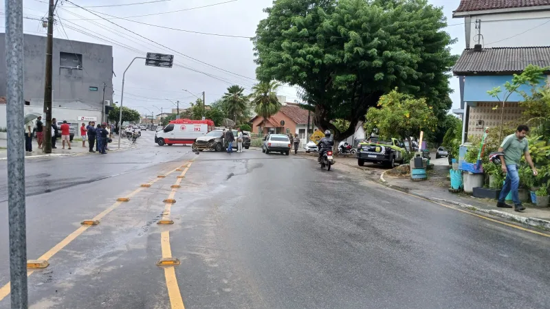 Colisão em cruzamento movimentado deixa motociclista ferido em Itamaraju