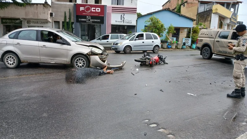 Colisão em cruzamento movimentado deixa motociclista ferido em Itamaraju