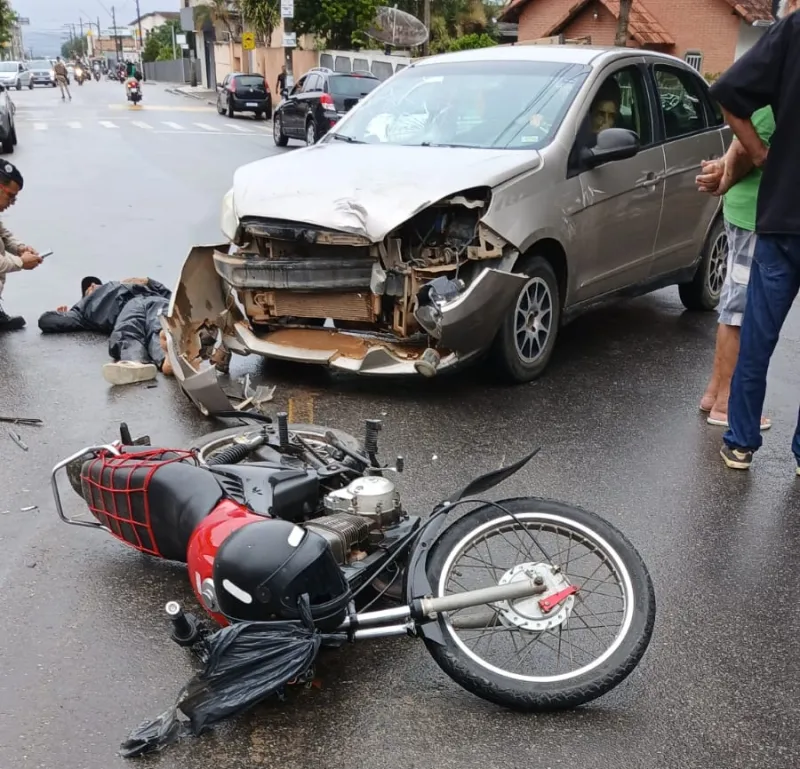 Colisão em cruzamento movimentado deixa motociclista ferido em Itamaraju