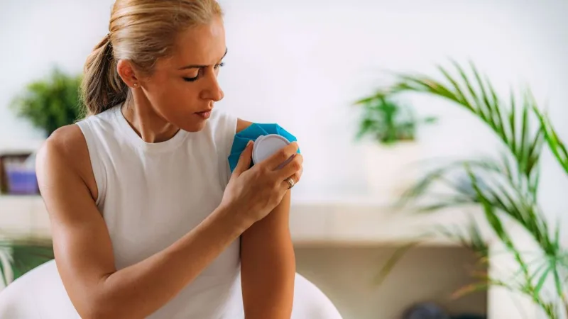   Publicidade 'Ombro congelado' está ligado à menopausa? Estudos indicam que sim