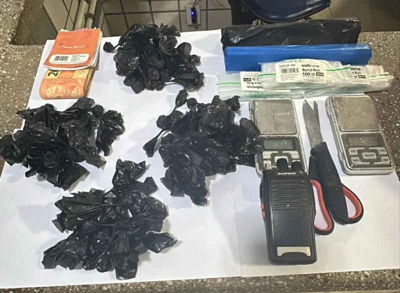 Homem é preso com drogas, dinheiro e material do tráfico em Teixeira de Freitas