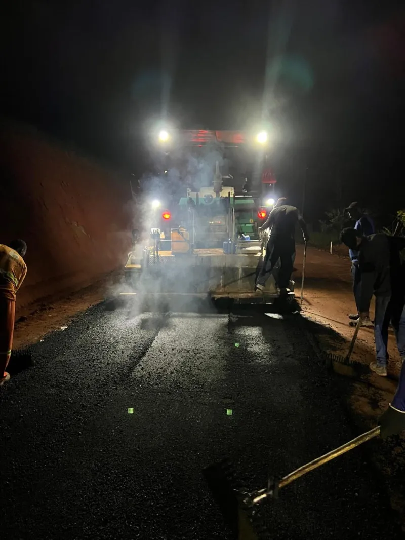 Prefeito Manrick Teixeira acompanha aplicação de asfalto da Ladeira do 22 em Vereda Prefeito Manrick Teixeira acompanha aplicação de asfalto da Ladeira do 22 em Vereda