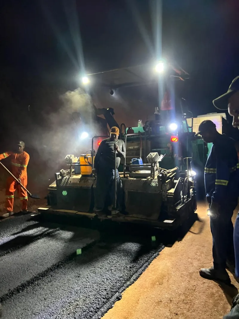 Prefeito Manrick Teixeira acompanha aplicação de asfalto da Ladeira do 22 em Vereda Prefeito Manrick Teixeira acompanha aplicação de asfalto da Ladeira do 22 em Vereda
