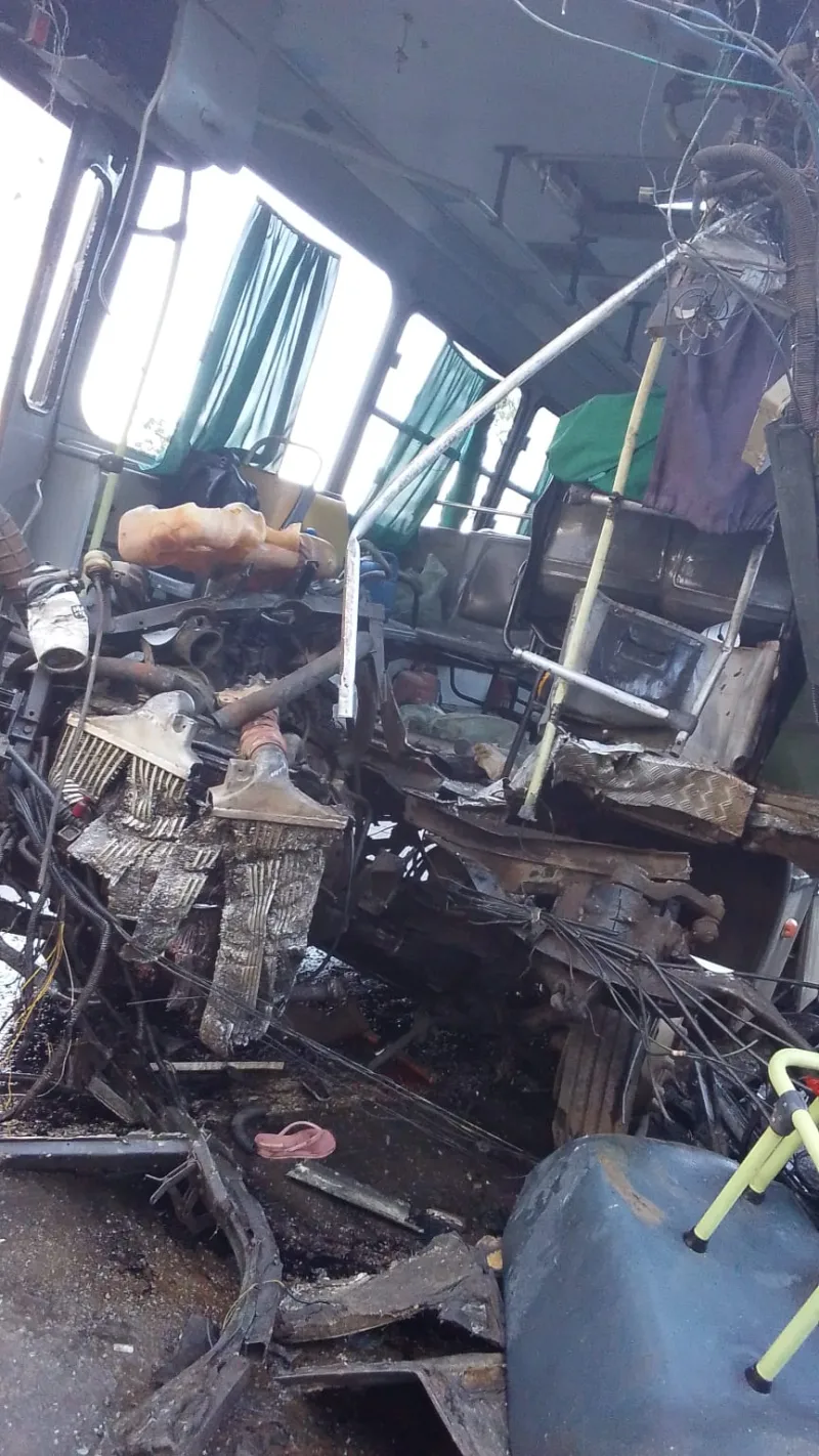 Motorista do ônibus não resiste aos ferimentos e morre no HECB após acidente com carreta na BR-101