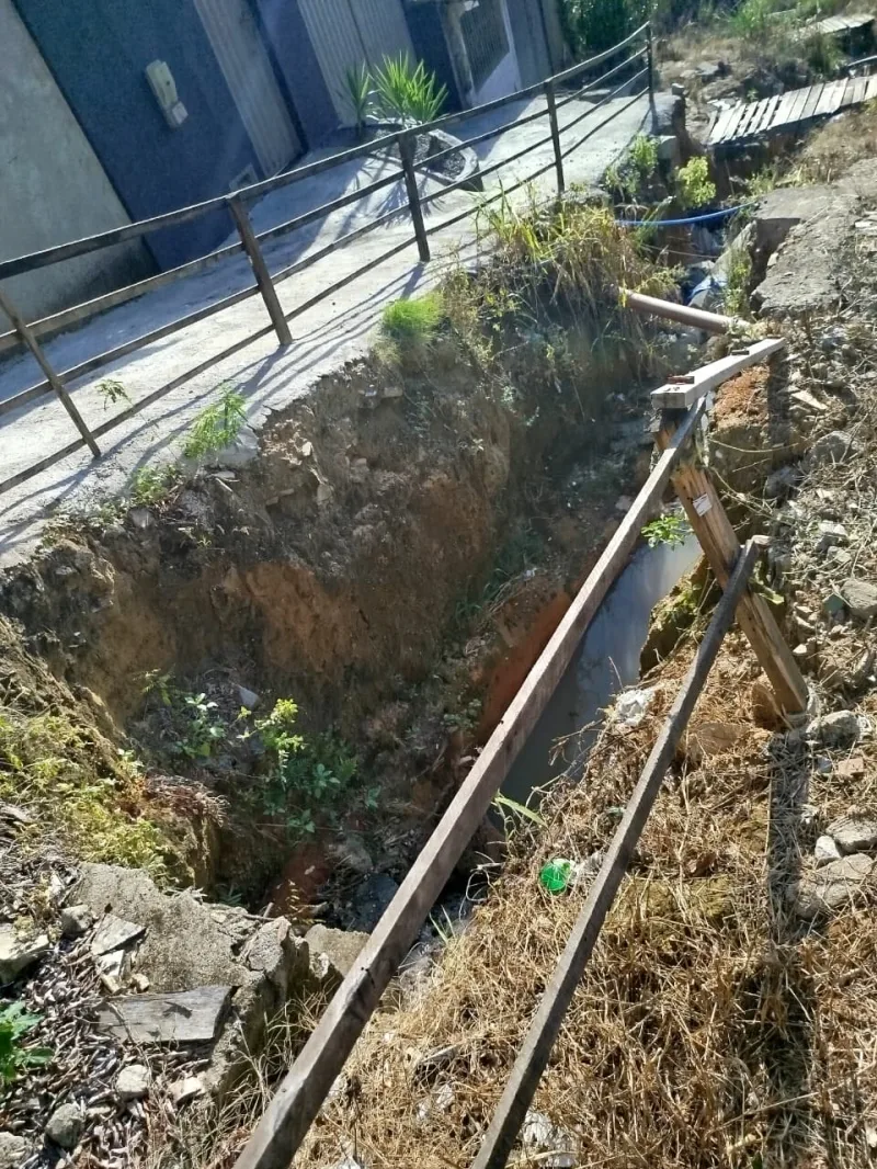 Moradora protesta contra obra da prefeitura e para retroescavadeira em Itamaraju