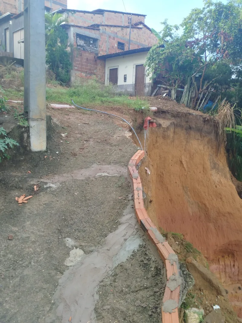 Moradora protesta contra obra da prefeitura e para retroescavadeira em Itamaraju