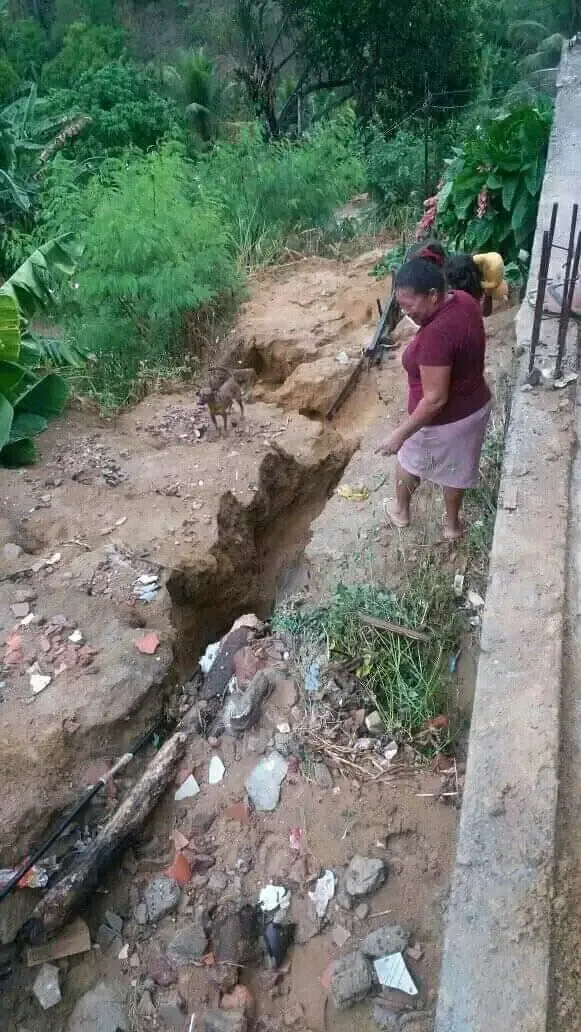 Moradora protesta contra obra da prefeitura e para retroescavadeira em Itamaraju