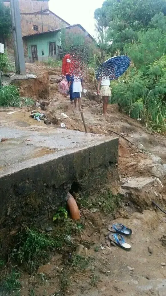 Moradora protesta contra obra da prefeitura e para retroescavadeira em Itamaraju