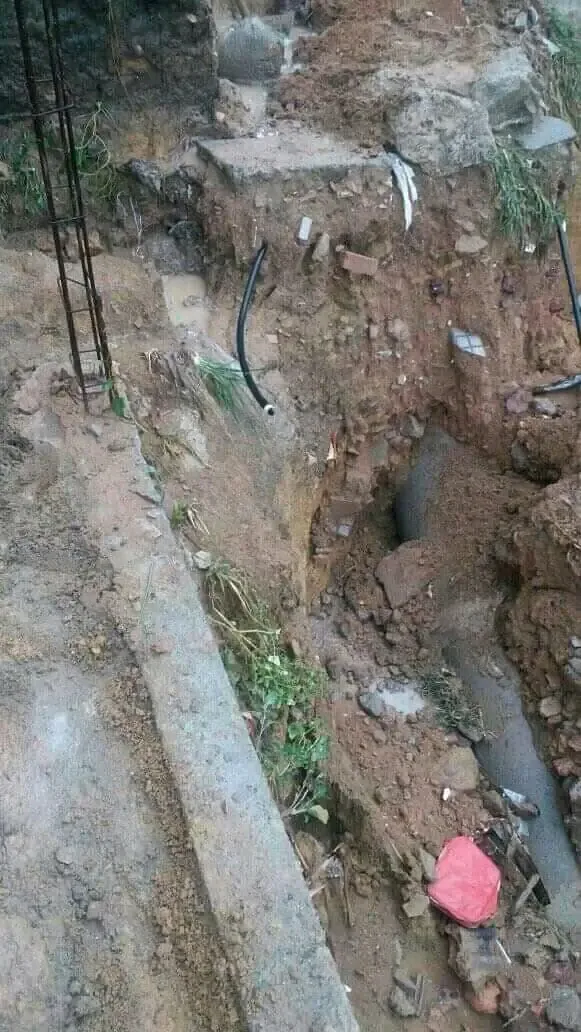 Moradora protesta contra obra da prefeitura e para retroescavadeira em Itamaraju