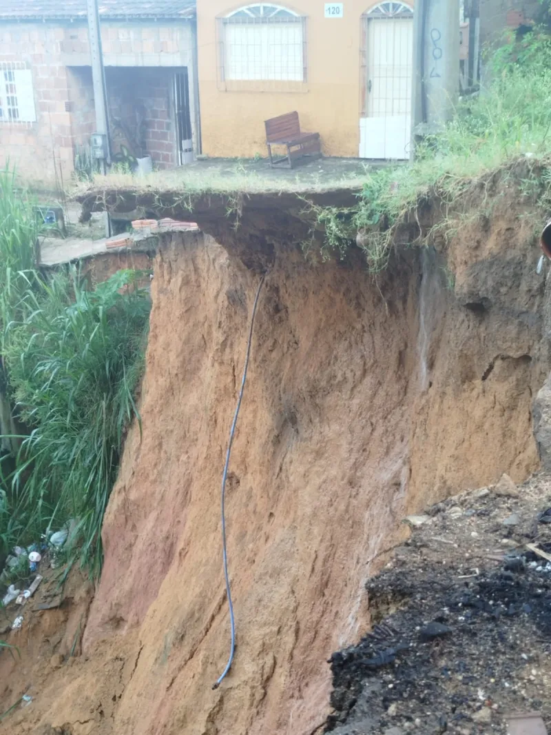 Moradora protesta contra obra da prefeitura e para retroescavadeira em Itamaraju