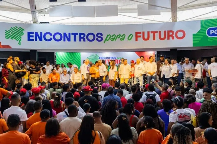 Jerônimo demonstra força em Feira de Santana e reúne mais de 20 prefeitos no território