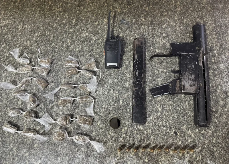 Suspeito foge da PM e abandona submetralhadora, drogas e munições em Monte Pascoal