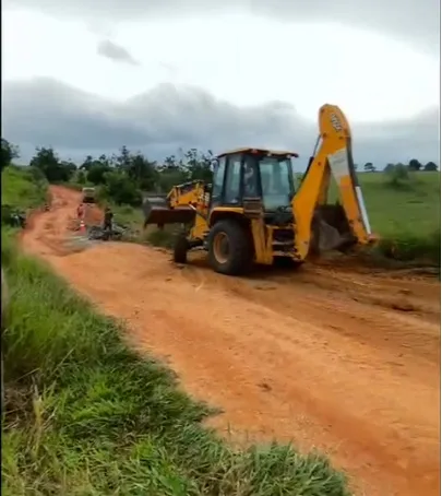 Prefeito Tonzinho investe em recuperação de estrada vicinal para facilitar o transporte escolar e fortalecer agricultura familiar 