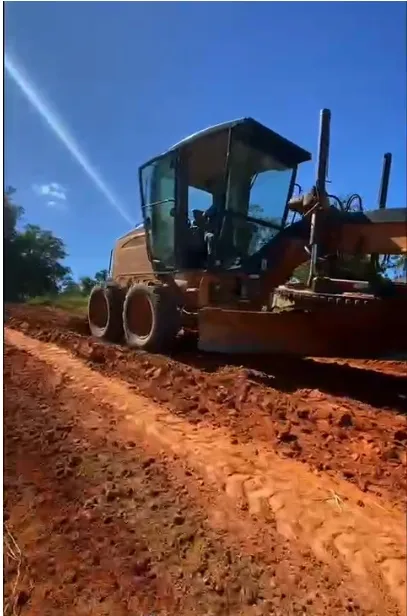 Prefeito Tonzinho investe em recuperação de estrada vicinal para facilitar o transporte escolar e fortalecer agricultura familiar 