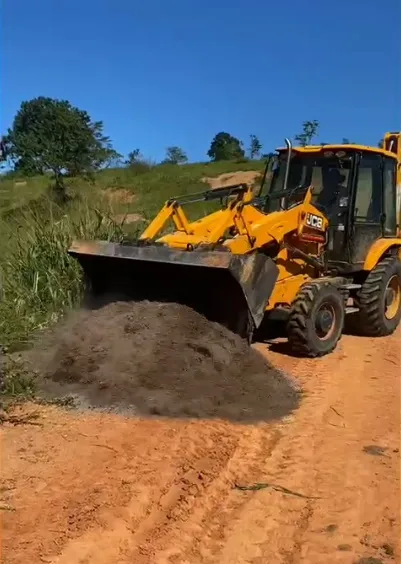 Prefeito Tonzinho investe em recuperação de estrada vicinal para facilitar o transporte escolar e fortalecer agricultura familiar 