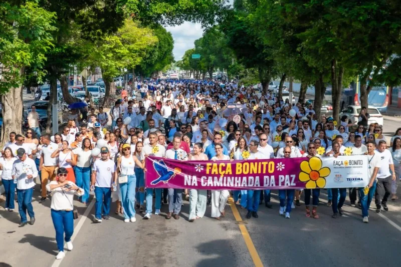 Caminhada da Paz mobiliza população em defesa das crianças e adolescentes em Teixeira de Freitas