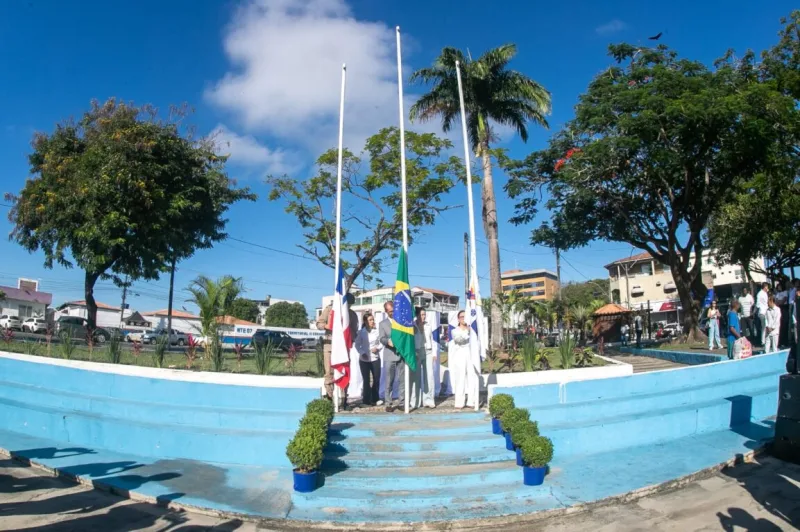 Teixeira de Freitas comemora 41 anos com emocionante Ato Cívico na Praça da Prefeitura