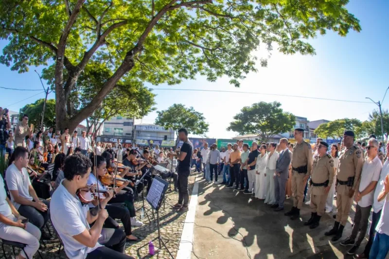 Teixeira de Freitas comemora 41 anos com emocionante Ato Cívico na Praça da Prefeitura