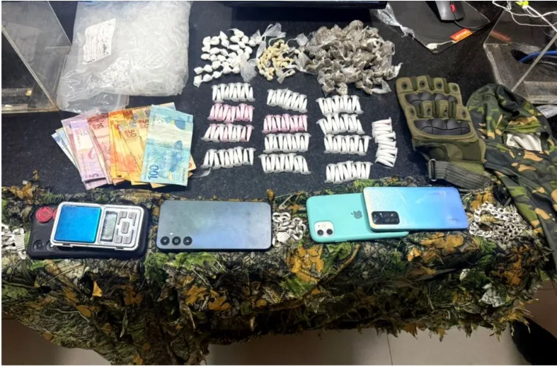 Operação da PM apreende drogas e prende suspeitos no bairro Juca Rosa, em Eunápolis