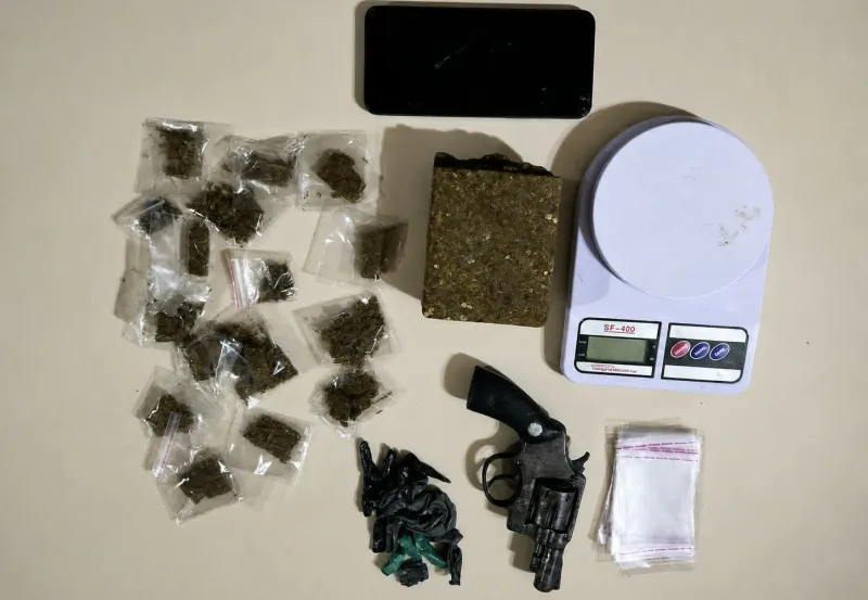 Suspeito é preso com cocaína, maconha e arma de fogo em Prado