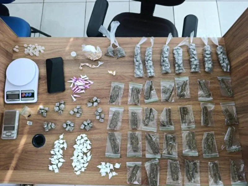 Mulher com passagem por tráfico é detida com drogas em Porto Seguro