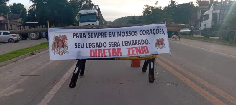 Manifestantes bloqueiam carretas da Suzano em protesto na BR-418, em Caravelas